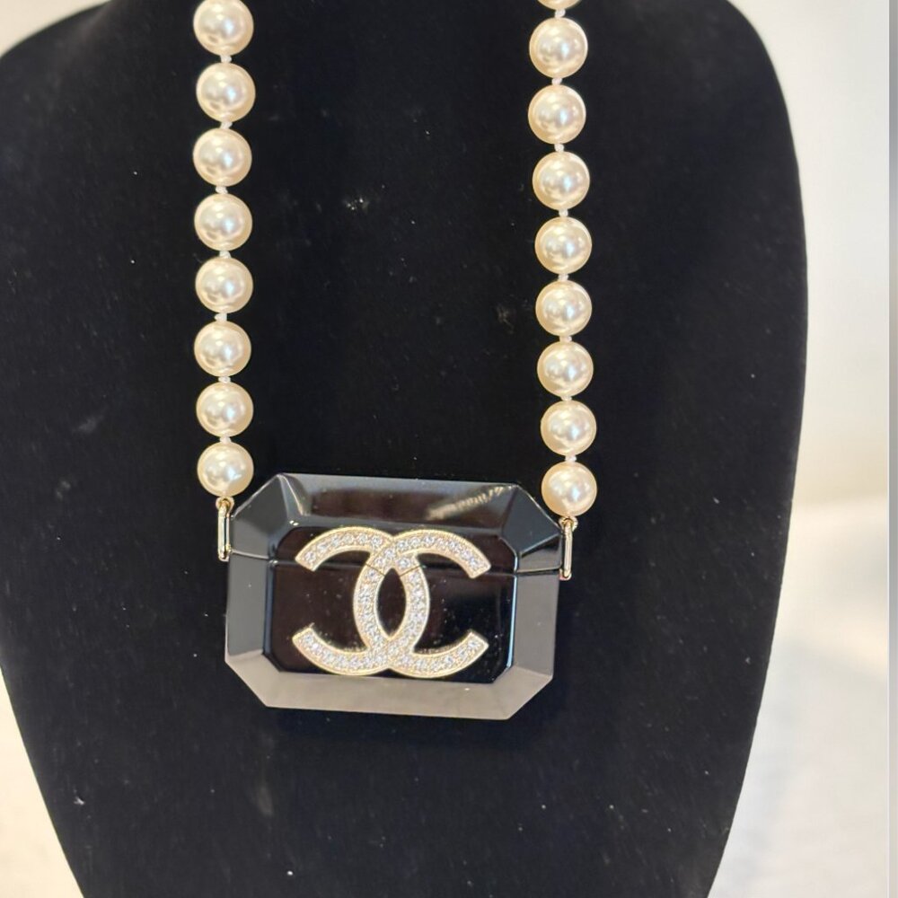 Chanel Necklace with Pearls
